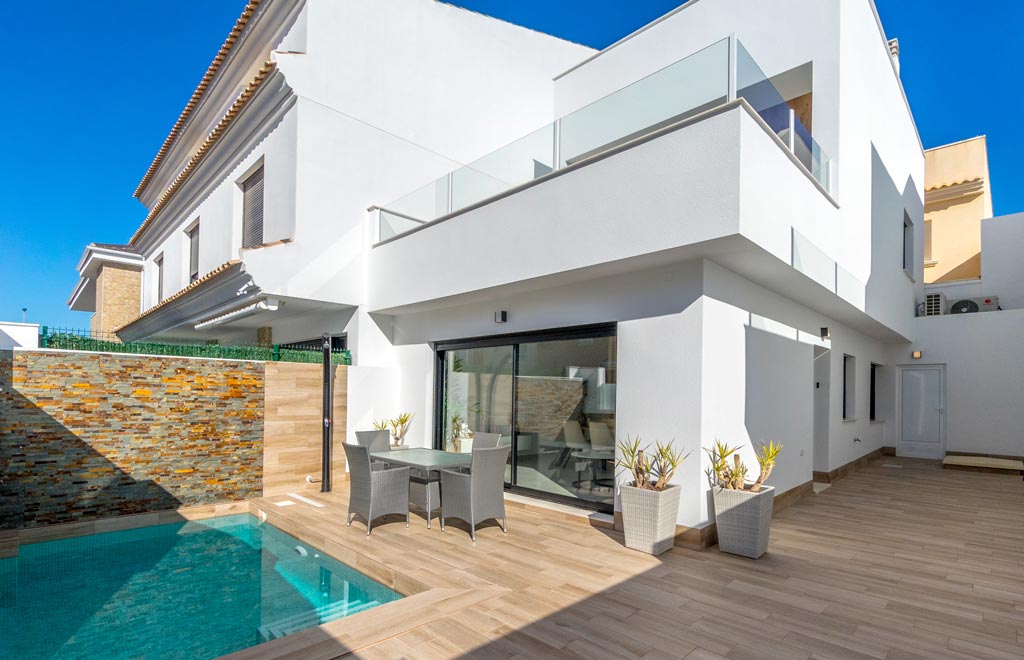 Detached villas in San Pedro del Pinatar with rooftop terrace and private pool