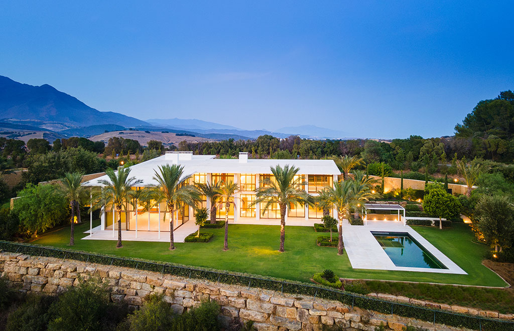 Frontline golf villa with 5 bedrooms, basement and private pool in Casares