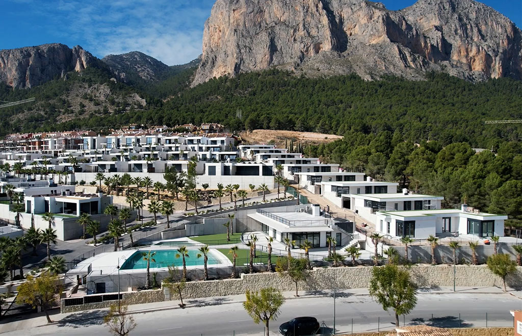 Villas on one level with 3 bedrooms and panoramic sea views in Polop