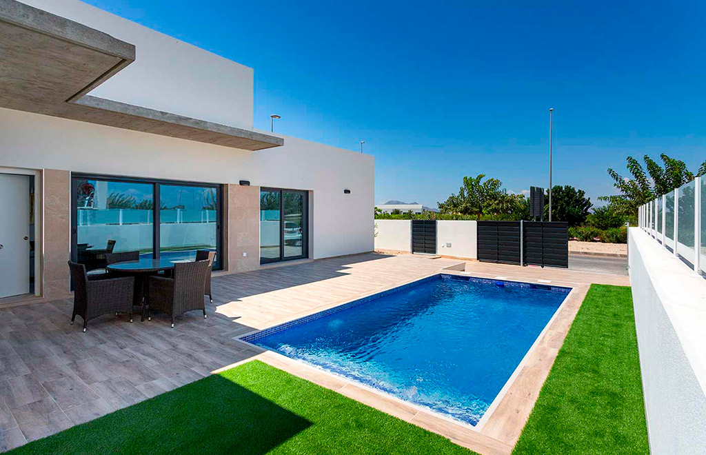 Detached villa on one level in Daya Nueva with 3 bedrooms, private garden and private pool