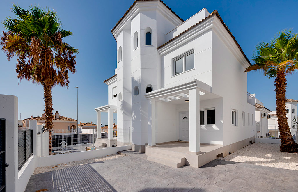 Chalet independiente en La Marina con 3 dormitorios y solarium con vistas panorámicas