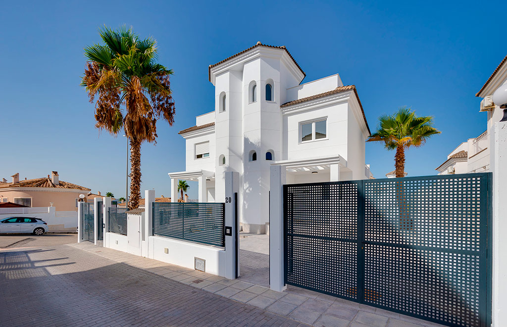 Semi-detached villas in La Marina with 2 bedrooms and solarium with panoramic views