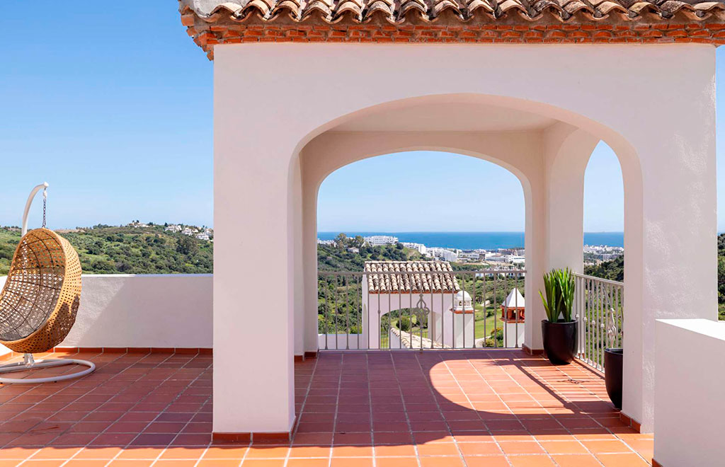 Corner terraced villa with 3 bedrooms, solarium and golf views in Estepona