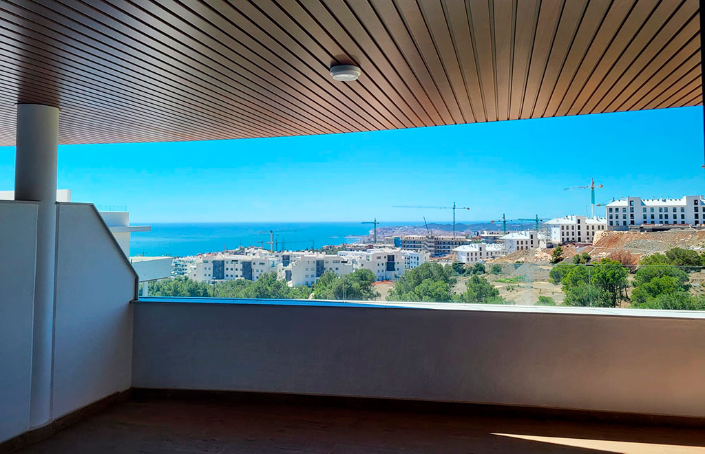 Exclusivo apartamento con amplia terraza y vistas al mar cerca de Fuengirola
