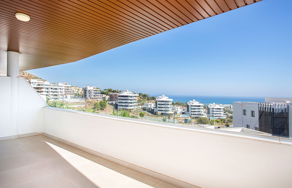 Exclusive apartment with spacious terrace and sea views close to Fuengirola