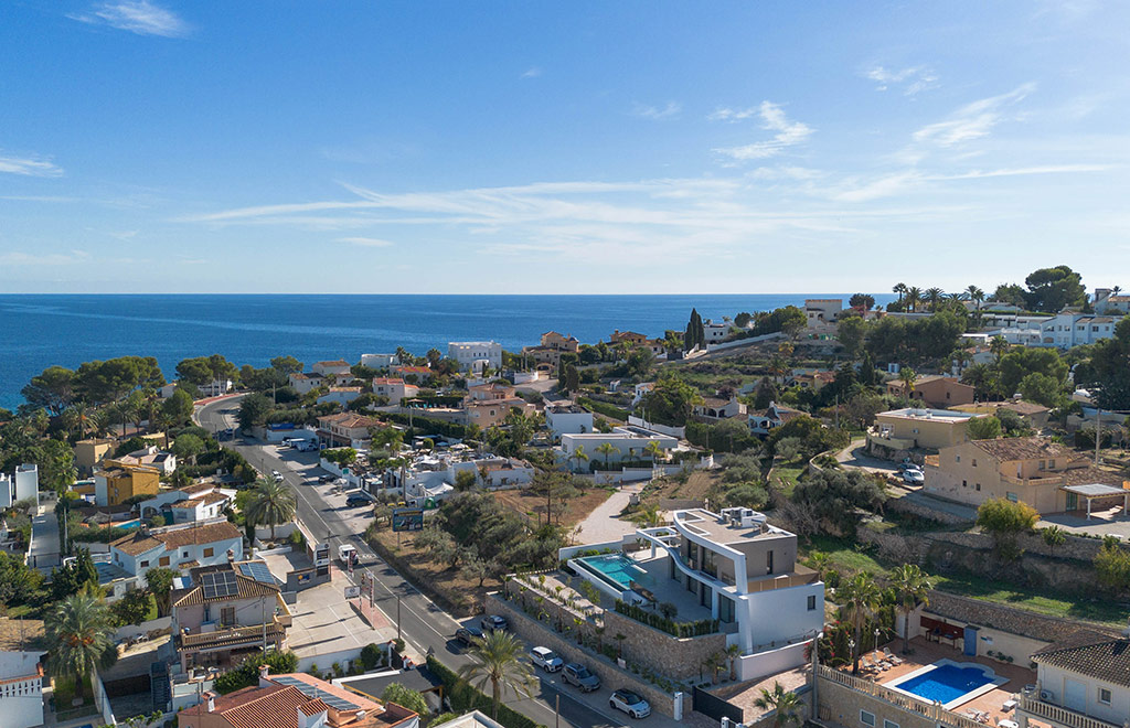 Villa de lujo con 4 dormitorios y vistas panorámicas al mar, a 200 m de la playa en Benissa