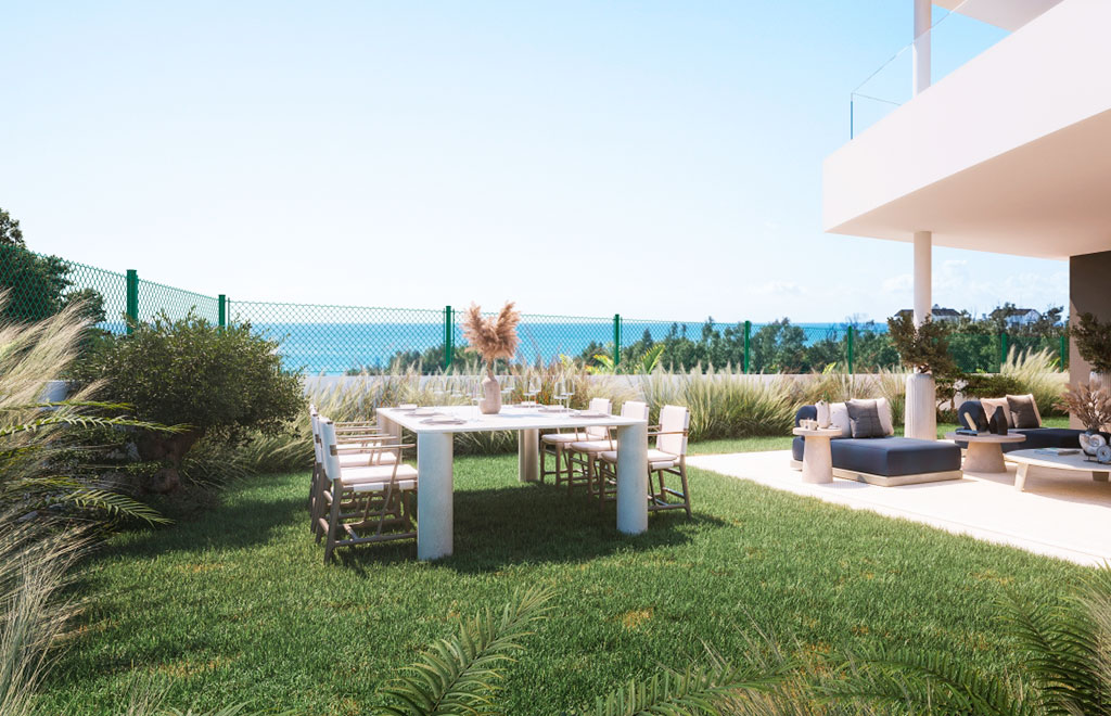 Ground-floor apartment with 3 bedrooms, garden and sea views near the beach in Estepona