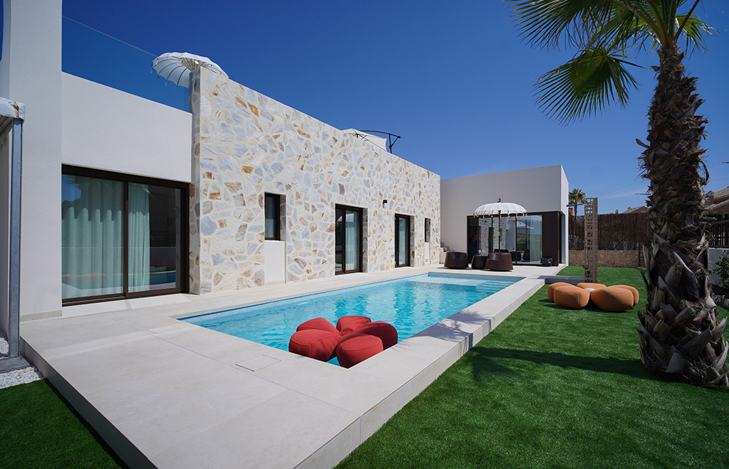 Villas on one level with 3 bedrooms, solarium and pool in La Finca Golf Resort