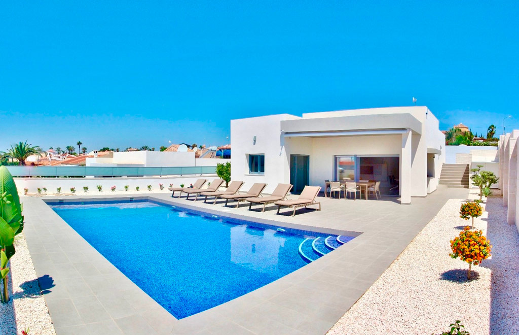 Contemporary villa on one level with 3 bedrooms and pool in Rafal