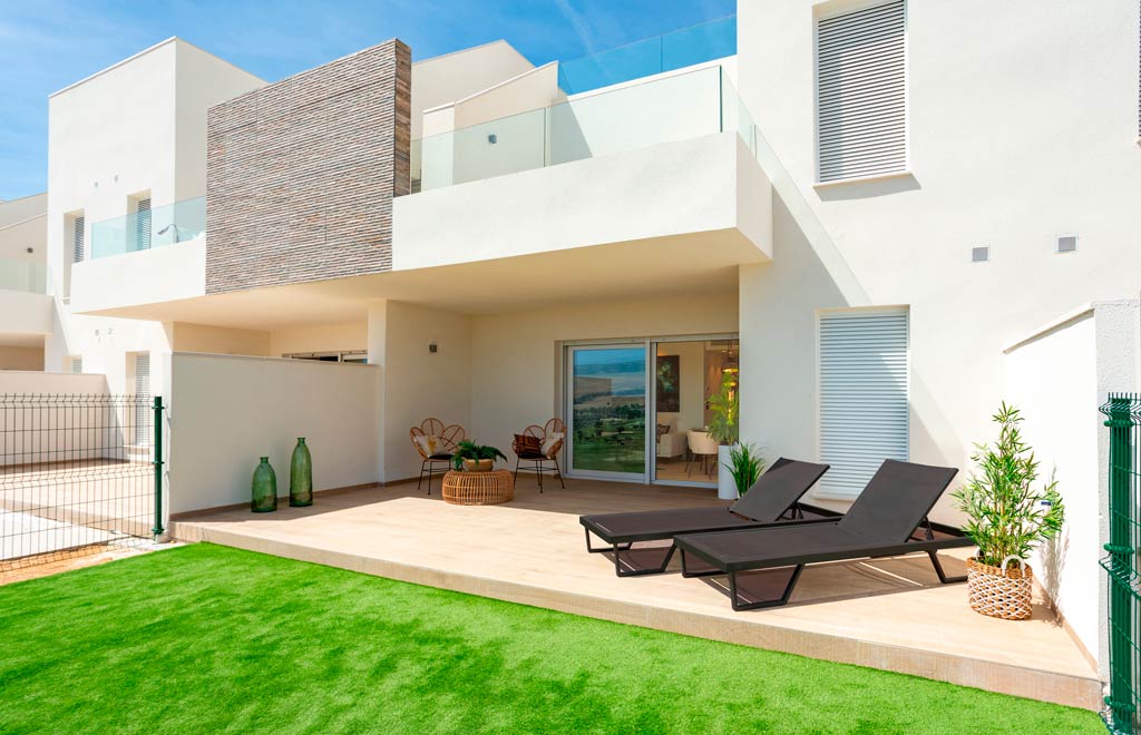 Ground floor apartments with 3 bedrooms and a private garden in La Finca Golf