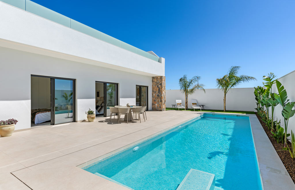 Modernos chalets con solárium y piscina privada en La Serena Golf, Los Alcázares