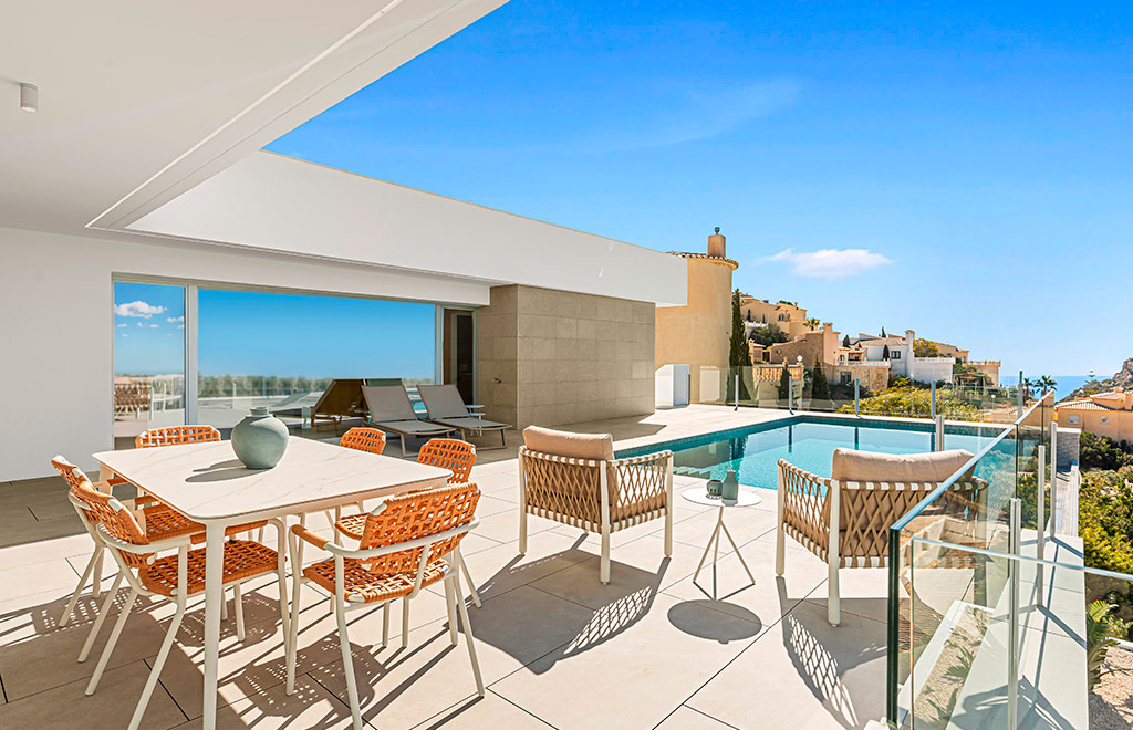 Luxury villa with 4 bedrooms and private infinity pool in Cumbre del Sol