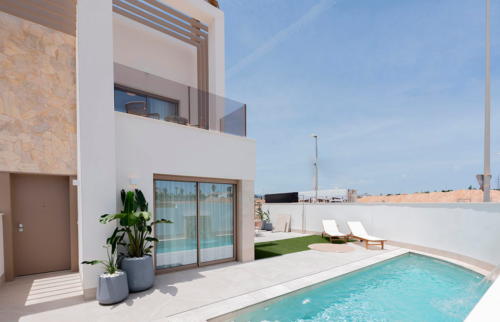 Semi-detached villa with 3 bedrooms and private solarium, 300 m to the beach in La Serena Golf Resort