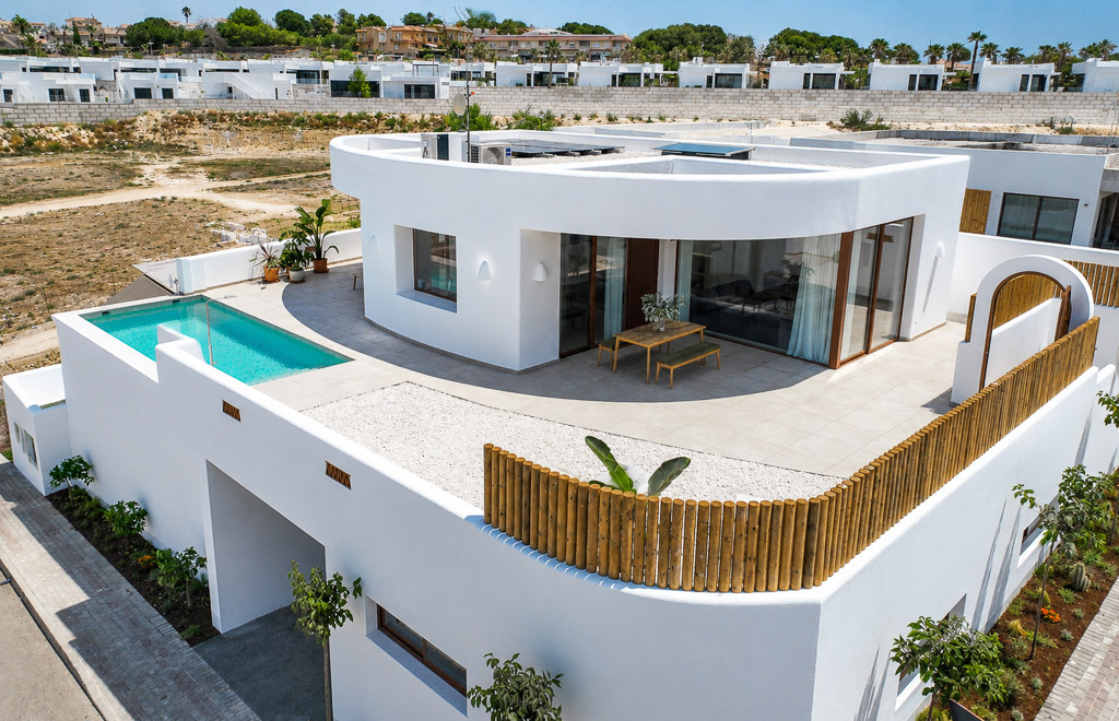 Detached villas with 4 bedrooms, basement and private pool in La Finca Golf Resort