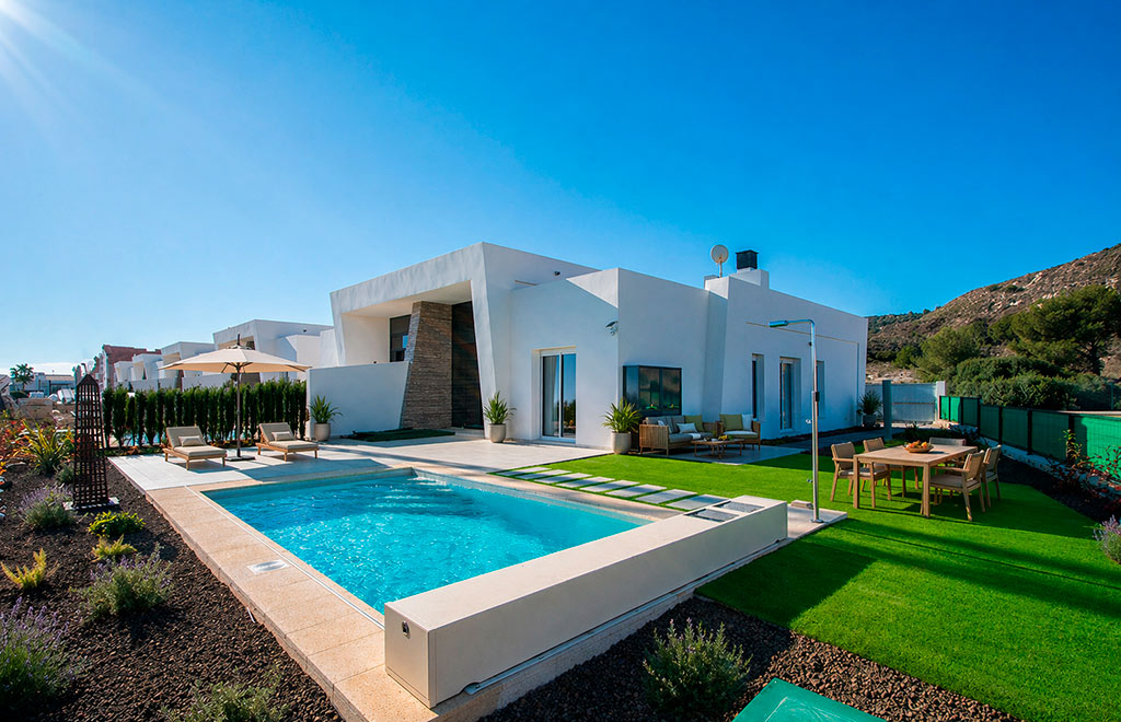 Semi-detached villas on one level with 3 bedrooms, solarium and private pool in La Finca Golf