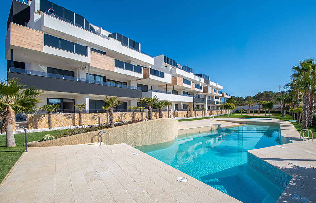 Sunny apartment with 2 bedrooms and open views in Los Altos
