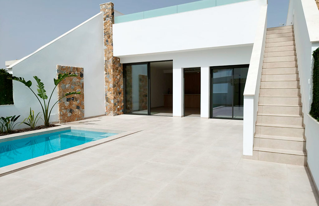 Modern villas on one level with 3 bedrooms, solarium and private pool in San Javier