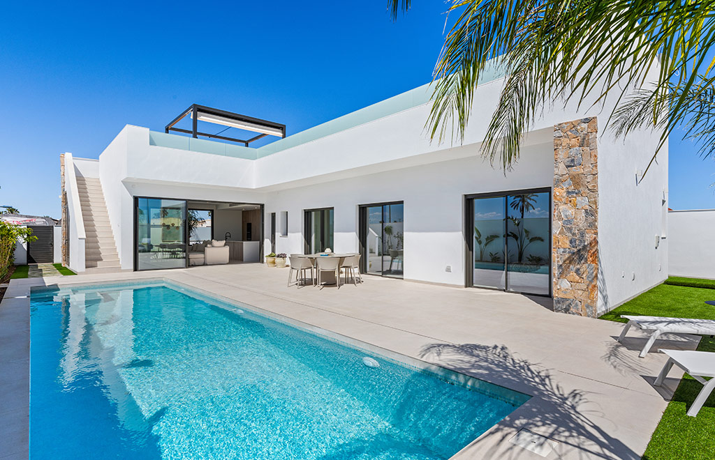 Elegant villas on one level with 3 bedrooms, solarium and private pool in San Javier