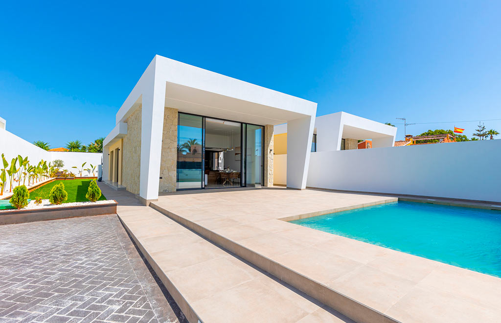 Modern villas on one level with a private pool in Torrevieja