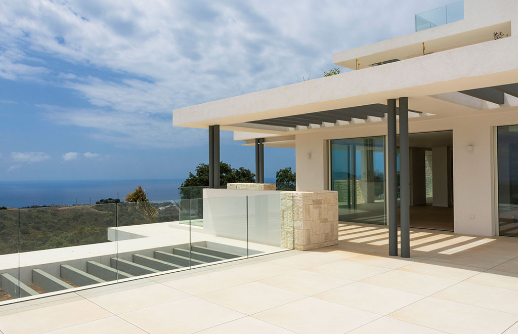 Luxury apartment with big terrace, private pool and sea views in Marbella