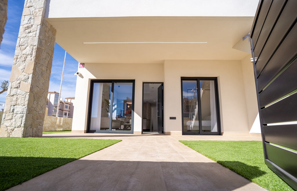 Ground floor apartment with 3 bedrooms and private garden in Pilar de la Horadada