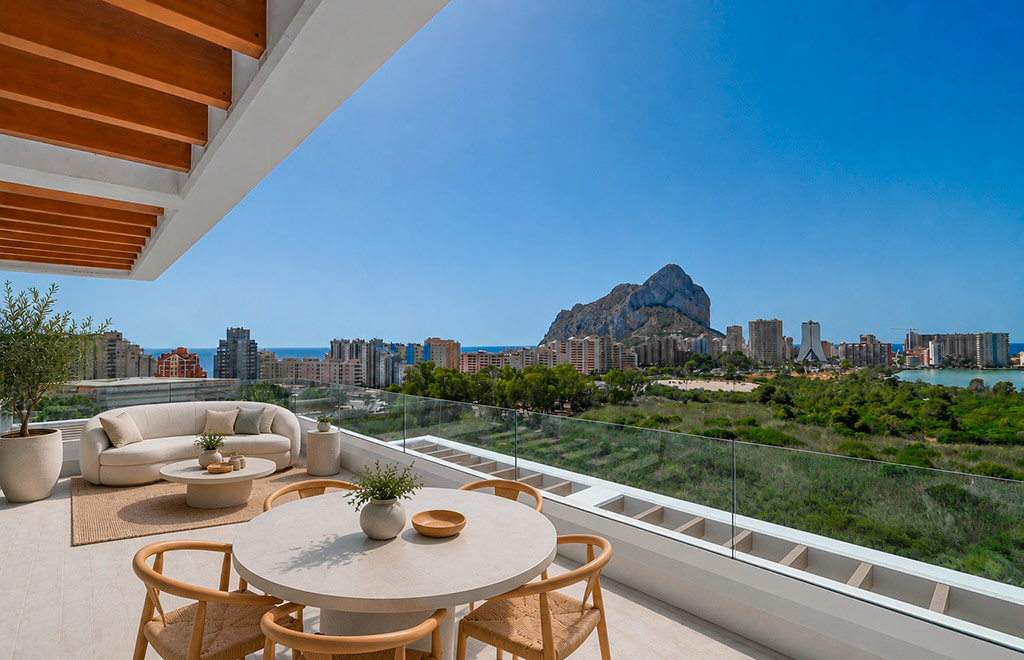 Duplex penthouse with 3 bedrooms and sea views, less than 500m from the beach in Calpe